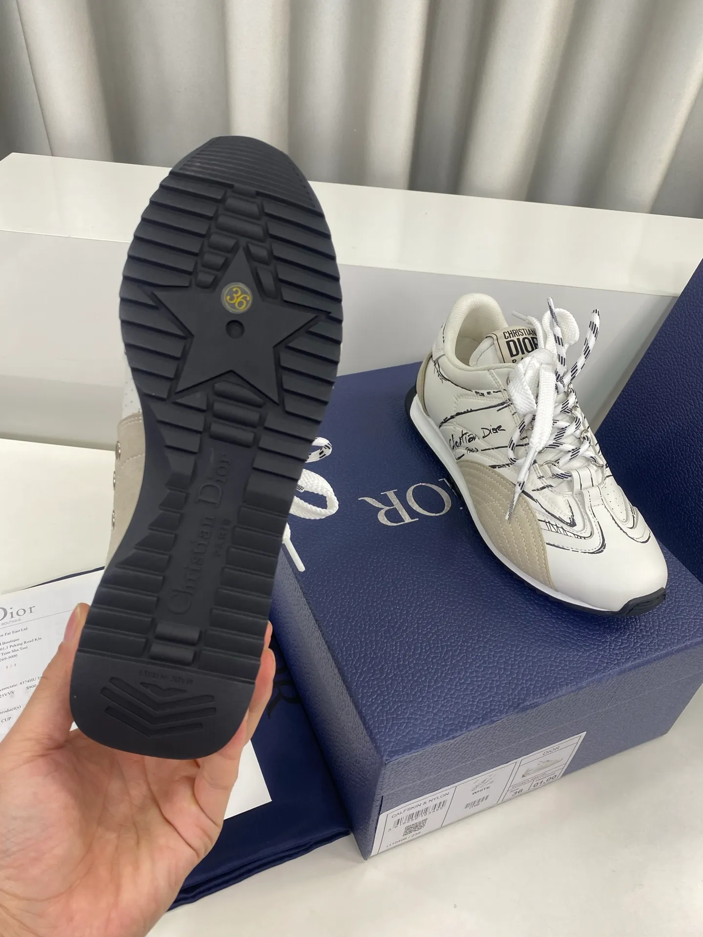 👟👟Ex-factory price 560👟👟 Men's size +10 Dior Dior D-Sketch series graffiti moral shoes casual sports shoes ☑️ D-Sketch sports shoes made a wonderful appearance at the Dior 2025 spring and summer ready-to-wear series show, highlighting the classic retro aesthetics. Crafted from white nylon and calf leather, it's finished with a printed logo inspired by the shoe's production stages, with beige suede calf leather panels and double laces. A handwritten Christian Dior Paris signature adorns the sides, while a Christian Dior Paris signature panel and plaque adorn the heel and tongue. Paired with two-color thin rubber soles, they are more refined and can add high-end temperament to various casual looks. Exquisite packaging at the delivery counter🛍📦 ▪️Fabric: Original customized cowhide/graffiti ▪️Inner foot pads: Breathable mesh ▪️Sole: Original molded non-slip rubber outsole ▪️Sole thickness: 2CM ▪️Size: 35-45 (45 for women and 45 for men, customization is not returnable)